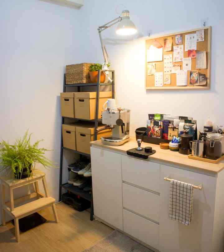 Salah satu ruangan yang aesthetic di irisnest adalah coffee station kami, aroma kopi yang memenuhi ruangan ditambah penggunaan lampu warm white & sentuhan tanaman hias menghadirkan suasana cafe di hunian kami 😊

#aestheticroom #aesthetichomedecor #homestyling #coffeestation #cafeathome