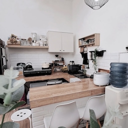 🌿Ruangan paling estetik di rumah?✨
Bisa dibilang dapur, karena paling sering beraktivitas di area ini jadi bawaannya pengen dapur yang rapih dan enak dipandang mata.
Disadari atau tidak, dapur yang bersih dan rapih bisa ningkatin mood semangat masak. Setuju gak?
Dalam menata dapur, aku lebih suka memilih elemen essential yang desainnya aku suka. Seperti teko dengan bentuk favorite, grinder dengan warna favorite, bahkan peralatan masak seperti panci dan elektronik pun aku pilih sesuai dengan desain dan tema rumah. 
Sisanya, tinggal menambahkan elemen dekorasi yang tidak berlebihan seperti tanaman artificial agar suasana dapur lebih segar.
#aestheticroom #aesthetichomedecor #homestyling #kitchendecor #dekorasidapur #dapurjapandi #dapurblackandwood #dapurminimalist #dapurestetik #kitchenstyling
