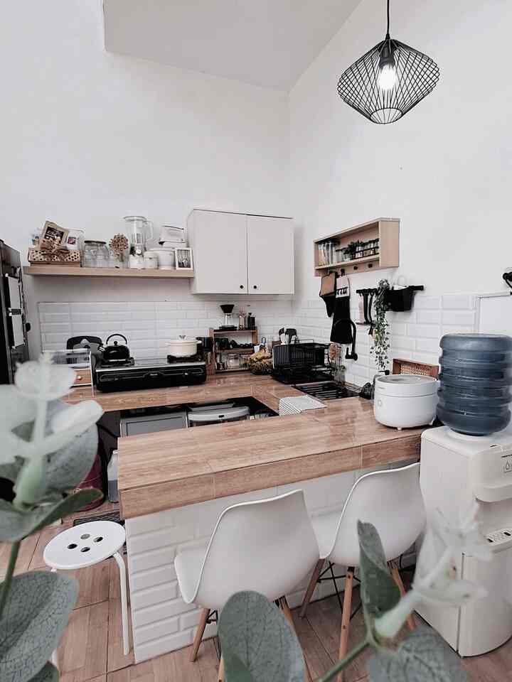 🌿Ruangan paling estetik di rumah?✨

Bisa dibilang dapur, karena paling sering beraktivitas di area ini jadi bawaannya pengen dapur yang rapih dan enak dipandang mata.

Disadari atau tidak, dapur yang bersih dan rapih bisa ningkatin mood semangat masak. Setuju gak?

Dalam menata dapur, aku lebih suka memilih elemen essential yang desainnya aku suka. Seperti teko dengan bentuk favorite, grinder dengan warna favorite, bahkan peralatan masak seperti panci dan elektronik pun aku pilih sesuai dengan desain dan tema rumah. 

Sisanya, tinggal menambahkan elemen dekorasi yang tidak berlebihan seperti tanaman artificial agar suasana dapur lebih segar.

#aestheticroom #aesthetichomedecor #homestyling #kitchendecor #dekorasidapur #dapurjapandi #dapurblackandwood #dapurminimalist #dapurestetik #kitchenstyling