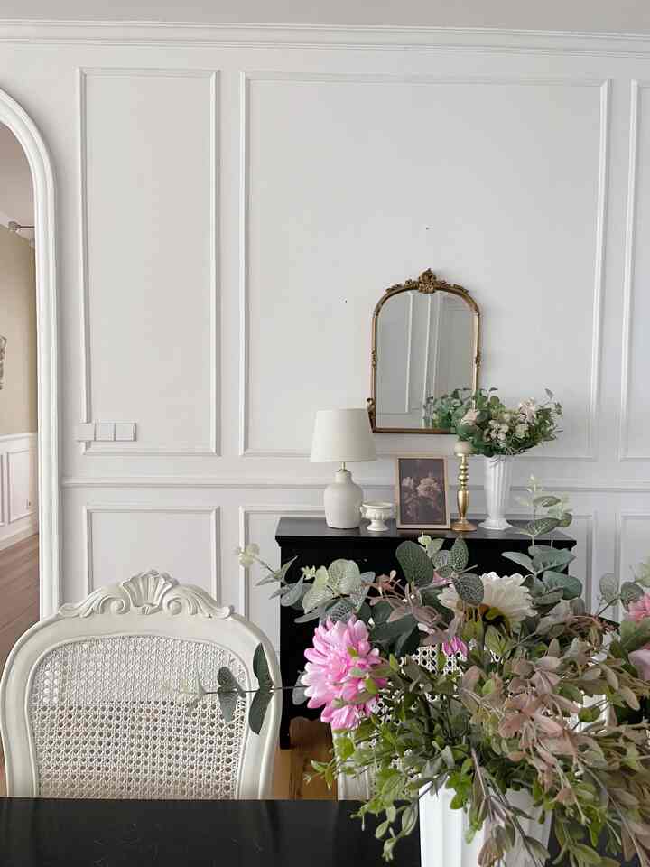 Estetika menurut kami bukan cuma sekedar keindahan, tampilan presisi atau warna senada. Estetika adalah perpaduan seni, rasa nyaman serta keterikatan. 

Seperti halnya dining area ini yang menurut kami adalah tempat ter-estetik di zuihome. Tempat dimana kami merayakan kemenangan, menikmati kekalahan,  dan menerima aneka harapan.  Tempat kami menyambut sukacita suadara dan kawan dalam jamuan istimewa yang hangat namun santun. 

Pemilihan kursi beraroma klasik, cermin dengan detil ukiran dan  sentuhan vintage art dalam balutan vigura natural menguatkan citarasa estetika sederhana namun classy. 

Pemilihan aneka furniture dan homedecor friendly budget tidak serta merta menurunkan kualitas estetika. Semoga ini menjadi inspirasi bagi classy neighbors yang kaya akan rasa. 

#aestheticroom
#aesthetichomedecor
#homestyling
#rumahklasik
#parisiandecor