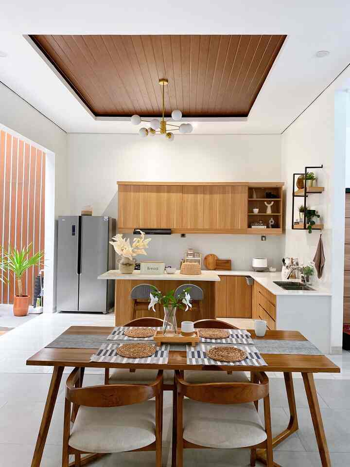 Caraku styling island table adalah dengan vas unik dan tanaman artificial sebagai vocal point dan mempercantik ruangan #islandtable #dapurminimalis #kitchenstyling #dapur #kitchendesign #depok
