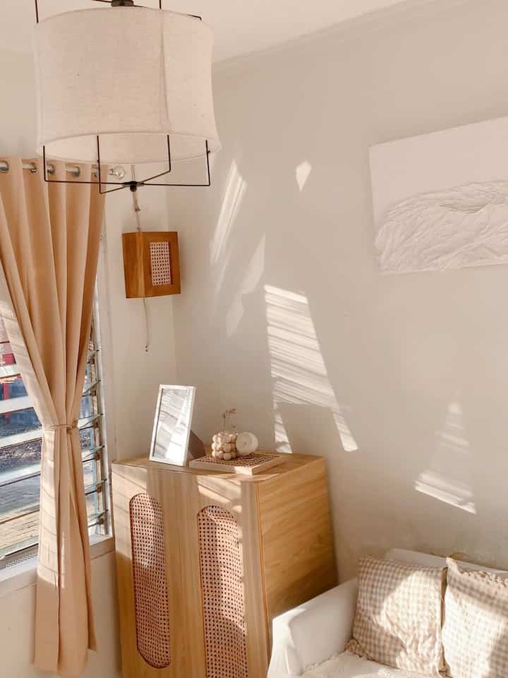 Ini dia ruangan favorit aku, ruangan yg paling aku anggap estetik di rumah ku ini. Kenapa kok paling estetik? Karna ruangan ini yg paling banyak mendapat sinmat melimpah ruah dari segala ruangan di rumah ini 😍😍✨✨

Karna letak rumah ini posisinya menghadap ke barat maka dari itu setiap pagi selalu dapet momen golden hour ✨✨

Selain itu menambah printilan yg senada bisa membuat tampilan jadi estetik, contohnya kayak lemari rotan kayu yg ada di pojokan dan ada standing lampu kayu yg bkin suasana kelihatan lebih warm🤎🤍

Beberapa barang di ruangan ini ada yg aku bkin sendiri loh (DIY) yaitu lukisan kanvas yg aku gantung di dinding 🥰🥰

#aestheticroom #aesthetichomedecor #homestyling #rumahmungil #aestheticlivingroom #minimalist #rumahdinas #homedecorsolo #dekorasiruangtamu #inspirasiruangtamu #inspirasiruangtamuaesthetic #dekorasilowbudget #lowbudget #decorlowbudget