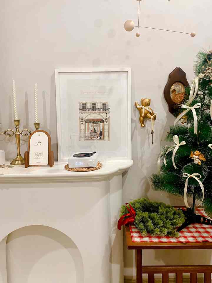 Christmas is coming 🎄🥹🎀 tema ruang di rumah SAY Little Home desember 2023 kali ini Bear Ribbon dengan konsep warna creamy 🤍 seneng bgt bisa buat ruangan cantik dengan perintilan aesthetic sebentar lg menuju 2024 pastinya calendar baru cocok menemani tahun depan calendarku arch wood 🤍🫶🏻 #homedecor #livingroom #homestyling #koreanstyle #christmasvibe #christmas #livingroom #homeinspo 