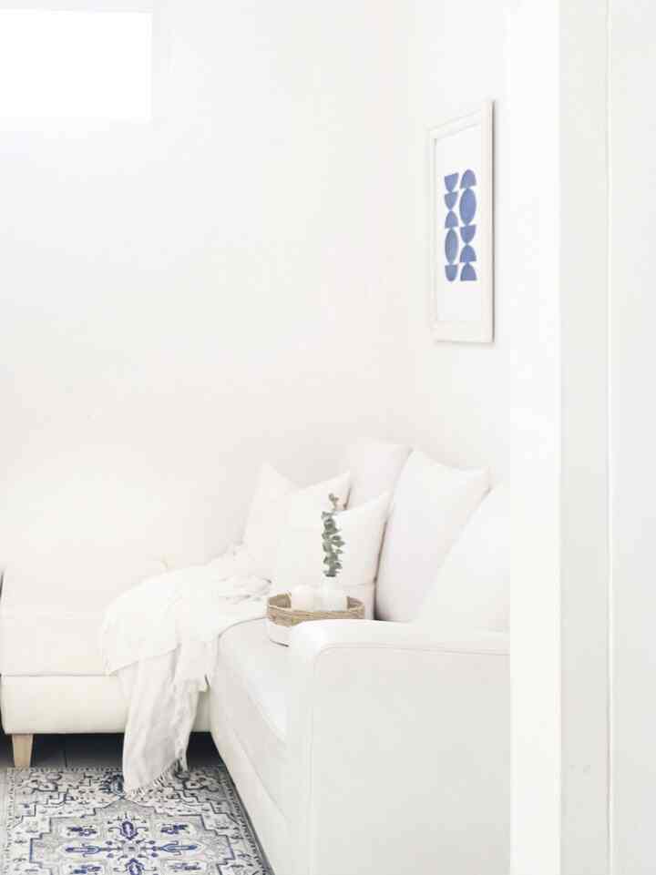 Ruangan ini adalah salah satu yang menurut saya paling estetik karena sangat sesuai dengan mood board yang saya inginkan. Dominasi warna putih dengan sedikit elemen kayu dan aksen warna biru juga tanaman segar. Furnitur yang menjadi elemen utama di ruangan ini yaitu karpet Turki motif tradisional yang berwarna senada 🤍

#astheticroom
#aesthetichomedecor
#homestyling