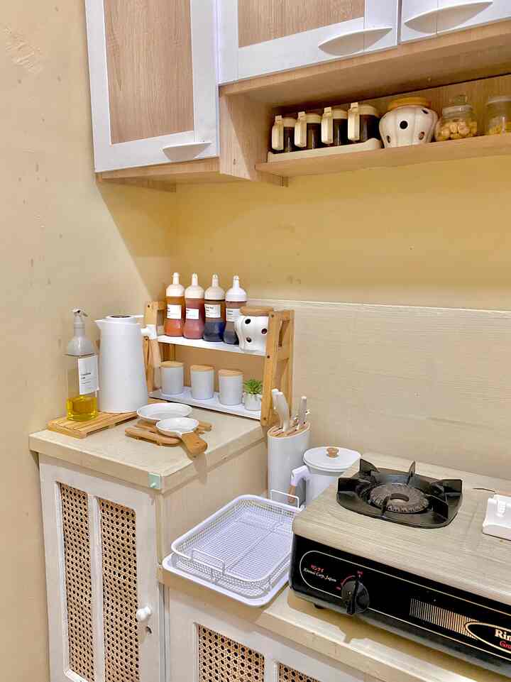 The white and wood themed print adds an aesthetic and clean impression ✨
An open space kitchen must be neat and if it's not neat, you'll be embarrassed by your guests 😁
Selection of useful printouts that we bought, so they don't pile up because of limited storage space 🫶🏻

#aestheticroom
#aesthetichomedecor
#homestyling
#printilandpur
#whiteandwood