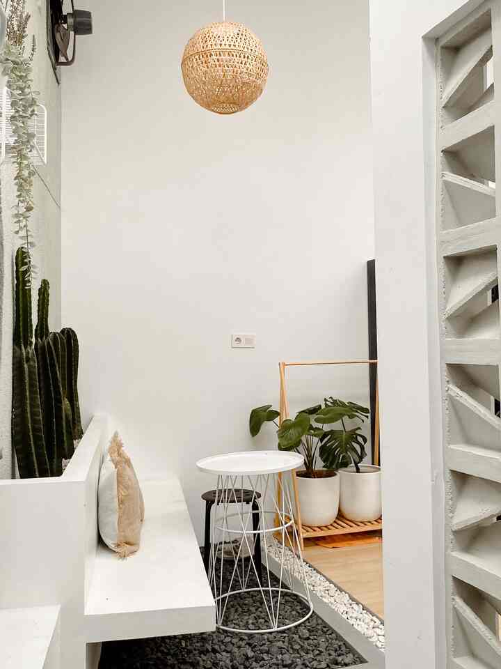 Kedua ruangan ini menjadi tempat paling estetik dirumah ini karena tempat ini kita tata sesuai konsep rumah ini, tentunya dengan dekorasi kayu dan dominasi warna putih. 

Furniture akan menjadi elemen utama dalam penataan ruang, tentunya dengan pilihan warna yang tepat. Untuk furniture di halaman belakang kita pakai meja berwarna putih dan aksen vas dengan tanaman artificial. 

Untuk halaman depan selain dengan tanaman, kita juga menambahkan furniture di bagian teras memakai kursi dan meja set dengan nuansa kayu tentunya.

Tips membuat ruangan mungil menjadi nyaman dari aku dan paksu, pastiin setiap barang/furniture yang akan dipakai sudah sesuai ukuran ruang, dan yang pastinya lagi pilihan warna sesuai konsep rumah masing masing.

#aestheticroom #aesthetichomedecor #homestyling #backyardhome #frontyardhome #scandinavianhome #homedecor