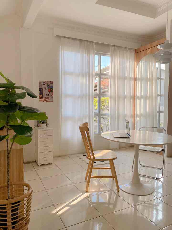 Bismillah.. ruangan di rumah yang menurut aku paling aesthetic ya ruangan ini.. aku suka karena cahaya disini berlimpah dengan adanya jendela besar itu.. apalagi saat pagi hari seperti ini.. sinar matahari yang masuk membuat ruangan terasa hangat dan cantik.. pemilihan furnitur dengan dominasi putih dan kayu juga membuat ruangan terlihat makin aesthetic :) #aestheticroom #aesthetichomedecor #homestyling #minimalist #naturallight