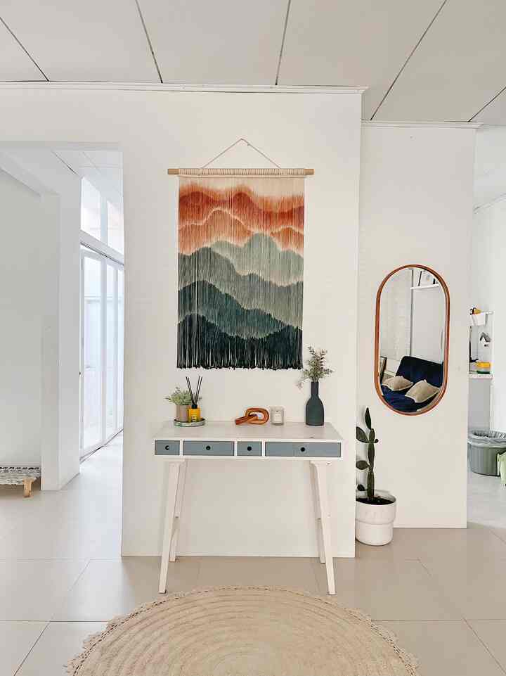 家の真ん中にある玄関スペース。通常、玄関は正面玄関の前または近くにあります。しかし、ブミフィラーハウスの位置、玄関は家の真ん中にあります。どうしても壊せない壁があったので、最終的には玄関スペースに飾りました。壁や周囲のエリアに軽いタッチを加えます。

#リビングルーム #livingroomideas #homedecor #decorideas #inspirasirumah #livingroomstyle #rumahlama #dekorasirumah