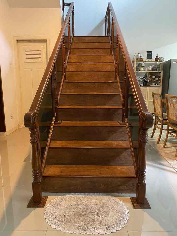 Setiap ditanya apa yg paling aesthetic dr rumah ini, salah satunya adalah bagian TANGGA.. 
Dr pertama renovasi hal yg ingin dipertahankan yaitu bagian tangga dengan khas tahun 90an yg menambahkan keunikan dr rumah ini sendiri. 

#aestheticroom
#aesthetchomedecor
#homestyling
#stairs