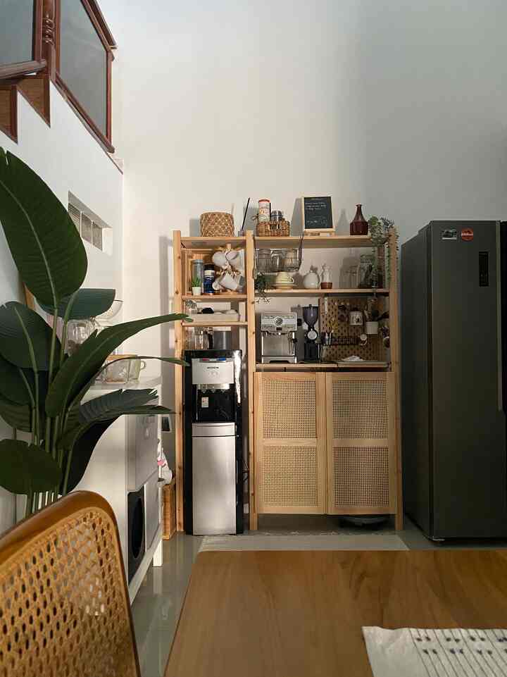 Pemanfaatan sudut rumah untuk coffee corner & tempat penyimpanan snack 

#coffeecorner
#coffeecornerdecor
#sudutrumah
#homestyling
#vintageminimalis
#bandung
