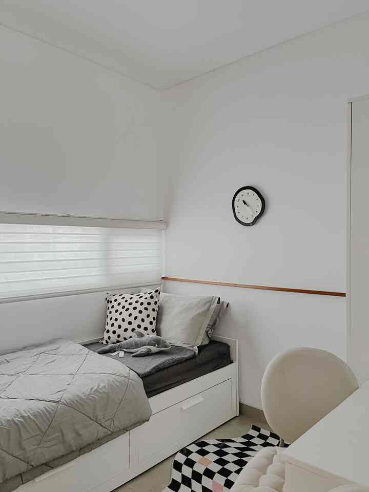 2nd bedroom di rumah kami saat ini belum punya penghuni tetap sehingga masih digunakan untuk kamar tamu dan ruang kerja.

Kami pilih furniture serba putih supaya netral dan matching jika dipadupadankan dengan berbagai tema aksesoris.

❗️TIPS ❗️untuk kamar tidur yang luasnya minim :
Pilih furniture multifungsi, selain memiliki fungsi utama berfungsi juga sebagai storage dengan kapasitas yang dapat menampung banyak barang.

#bedroomstyling #bedroomdesignidea #aestheticbedroom #tinybedroom #bedroominspo #bedroomfurniture #bedroomdetails