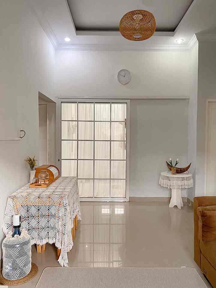 Aku ingin rumah mungilku terlihat luas, hangat dan nyaman. untuk itu aku lebih banyak memakai tone warna netral dan beberapa dekorasi natural. 

Satu lagi yg penting adalah pencahayaan yg baik, aku suka cahaya matahari masuk memenuhi setiap sudut ruangan dirumah. 

rumah ini tidak memiliki free space di area belakang, kabar baiknya sudah tersedia void di area belakang. Slidding door ini juga tambahan karna awalnya adalah pintu dan jendela yang aku renovasi. 

Semoga menginspirasi :) 

#aestheticroom #aesthetichomedecor #homesyling
#yositriaa #90m2 #dekorasirumah #rumahdeveloper #tinyhouse #scandinavian #natural #earthtone 
