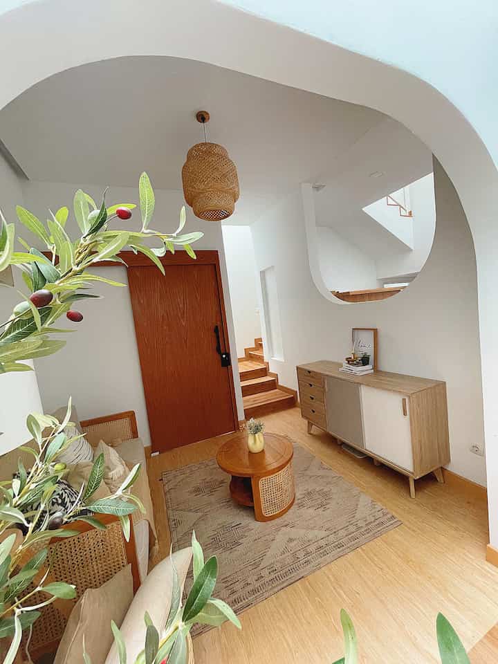 Ruangan yg paling estetik dirumah ini adalah ruang tamu ini, krn adanya arch wall di 2 bagian.
Mengusung tema scandinavian dgn warna natural dan kayu, kita menempatkan furniture berbahan jati dan dan webbing rotan dan tak lupa penggunaan lantai vinyl dgn motif serupa.
Ruangan ini ingin menghadirkan kesan warm atau hangat.
Konsepnya tetap dgn penggunaan bahan2 alam serta menambahkan warna hijau biar segar dari artificial plant yg ditaruh disudut ruang.
Tips agar terlihat aesthetic, menggunakan lampu gantung berbahan bambu sebagai point of view diruang ini, apalagi ketika malam hari bener2 memberikan vibes yg berbeda. Coba deh🤗
#aestheticroom #aesthetichomedecor #homestyling #scandihome #scandinavianhome #scandiboho #rumahminimalis