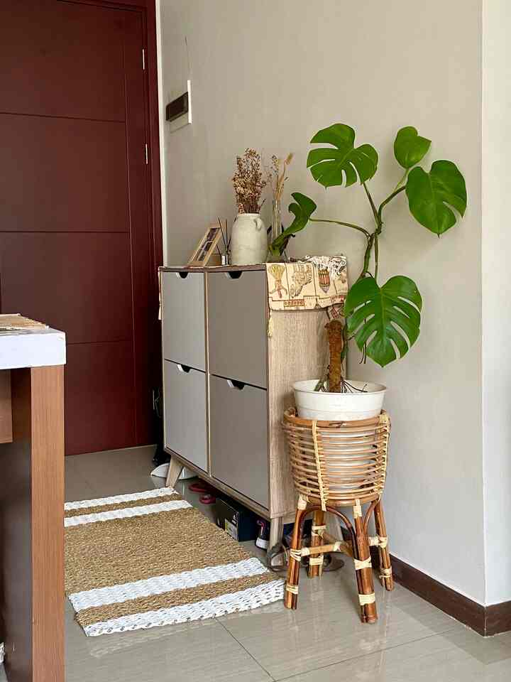 Lemari Sepatu di depan pintu masuk, sebelum membelinya sangat byk pertimbangan dr segi ukuran, warna, juga membuat penyimpanan sepatu menjadi rapih dan enak dilihat. 
Dilengkapi dengan standing pot rotan dan monstera yg membuat hidup saat masuk ruangan. 


#aestheticroom #aesthetichomedecor #homedecor #decorideas #apartement #aesthetic #japandi