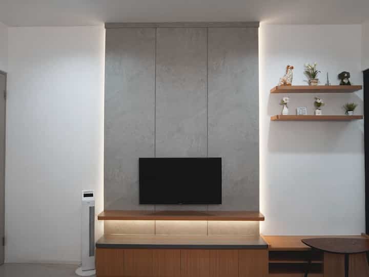 Simple backdrop TV di Rumah Jio. Backdrop TV ini kami build custom dengan palet warna yang digunakan tetap Abu, Coklat, Putih dan Hitam. Kami tambah sedikit dekorasi bernuansa hijau agar terlihat lebih segar. 

Sebenernya progress dekorasi backdrop ini baru 50%. Kedepannya, backdrop tv ini akan kami tambahkan WPC agar lebih cantik. Ditunggu ya💕

Terima kasih!

#backdropTV
#aestheticroom
#japandi
#custombackdroptv 
#livingroomdecor
 #homedecor