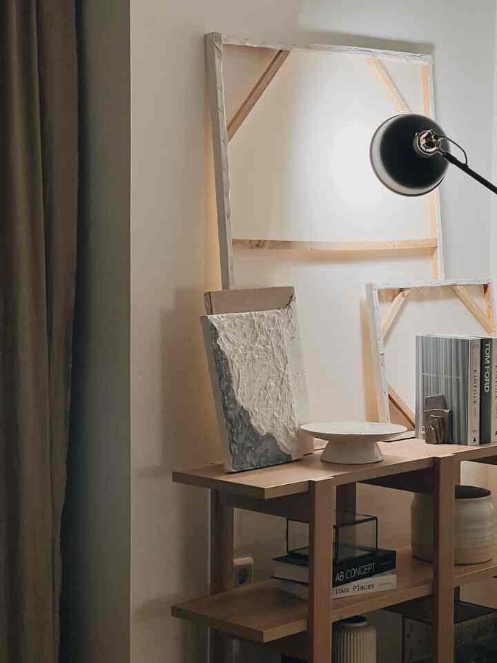 Selamat Malam Tetangga O! House! 

Spot estetik #casadirio ada di sudut kamar utama kami. Spot ini jadi spot favorit kami juga karena dari segi warna dan tema seperti Japandi Nordic ✨ 

Sebelum membuat sudut ini, aku dan Pak Bojo berdiskusi kalau sudut ini akan kami dekor dengan tema Japandi dan juga Nordic. 

Yang menjadi focal point dari sudut ini adalah dari Rak dan juga barang dekorasinya yang kami sesuaikan dengan tema Japandi dan Nordic. Tips dari kami sebisa mungkin pilih warna yang sesuai dgn tema japandi yaitu cream, putih, hitam, dan abu2. Untuk barang dekorasinya kami sesuaikan dengan tema Nordic. #aestheticroom #aesthetichomedecor
#homestyling #japandi #nordic #decorlowbudget