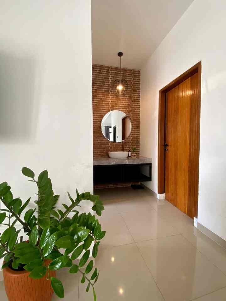 SUDUT ESTETIK

Area ini jadi sudut favorite karna letak nya yang berdekatan dengan dua kamar. Kami memilih dinding keramik bata agar menjadikan kesan natural dan terlihat estetik diarea wastafel ini, kemudian menambahkan floating kabinet expanded bagian bawah top tablenya.

#aestheticroom #aesthetichomedecor #homestyling #floatingkabinet 