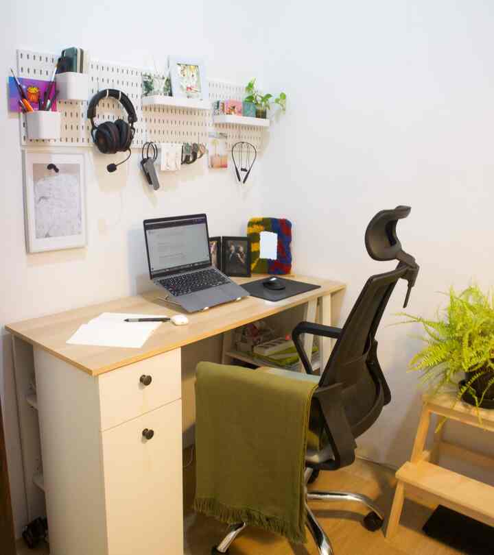 Home office yang sering kita pakai untuk WFH, untuk memaksimalkan space meja kerja yang tidak besar, kami memasang pegboard sebagai tempat penyimpanan perintilan kerja seperti alat tulis, headphone dan kabel2 😆

#workingtable #homeoffice #studyroom #aestheticroom #aesthetichomedecor #homestyling #scandinavian #japandi 