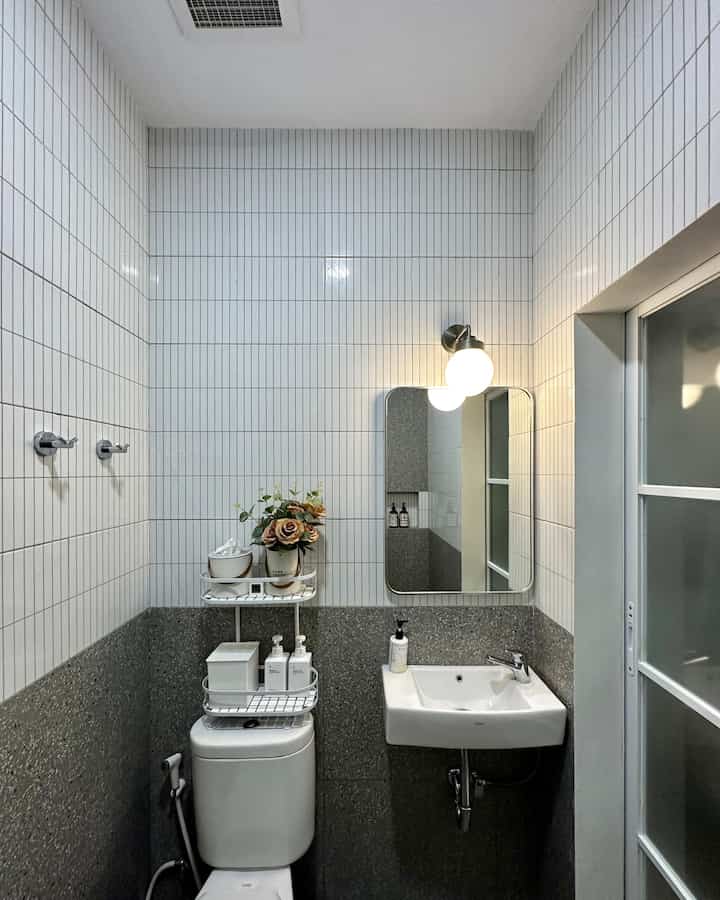 • Bathroom at Himfari’s House•

Hello O!House friends, banyak sekali yang perlu dilakukan untuk mengubah rumah bawaan developer ini menjadi lebih nyaman sesuai dengan keinginan, salah satunya kamar mandi. 

Dari yang tadinya kamar mandi plain dengan shower dan closet saja, sekarang sudah lebih cantik dengan finishing keramik dan granit kekinian serta dilengkapi dengan wastafel + cermin, shower niche dan instalasi air panas yang tersembunyi.

#aestheticroom #bogor #homestyling #bathroomstyling #smallbathroom #monochromebathroom