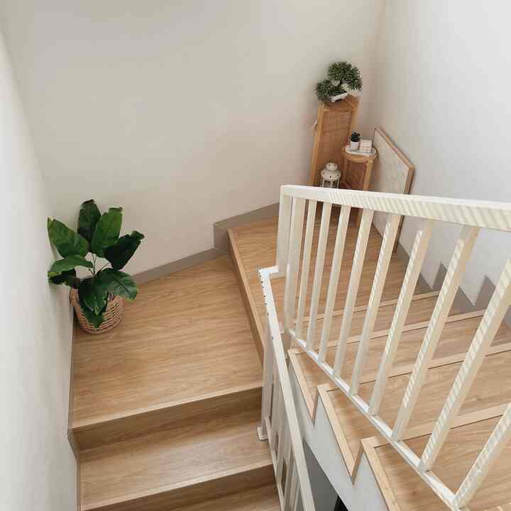 Salah satu makeover yang paling aku suka di rumah ini. Melapisi tangga dengan spc. Ambience langsung berubah jadi warm, dan pastinya lebih safety karena tangga sebelumnya sudut anak tangganya terlalu runcing dan tajam. Slide buat lihat foto beforenya 🤎 

#makeover
#makeovertangga
#spcflooring