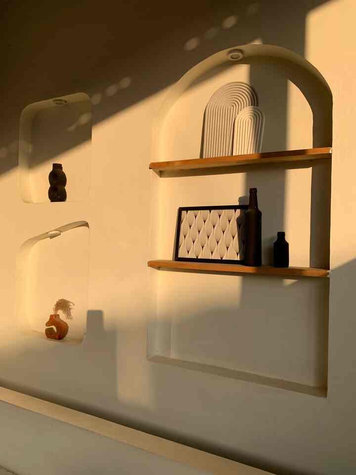 • Golden Hour •

Perfect timing to make this space look more aesthetic✨

We made the walls of the front area of this house into an arch shape. We also added floating shelves to store various decorations to make it look more aesthetic.

Hope it inspires!💙


#aestheticroom #aesthetichomedecor #homestyling
#rumahdeveloper #decorlowbudget #rumahmungil #dindingarch #terrace