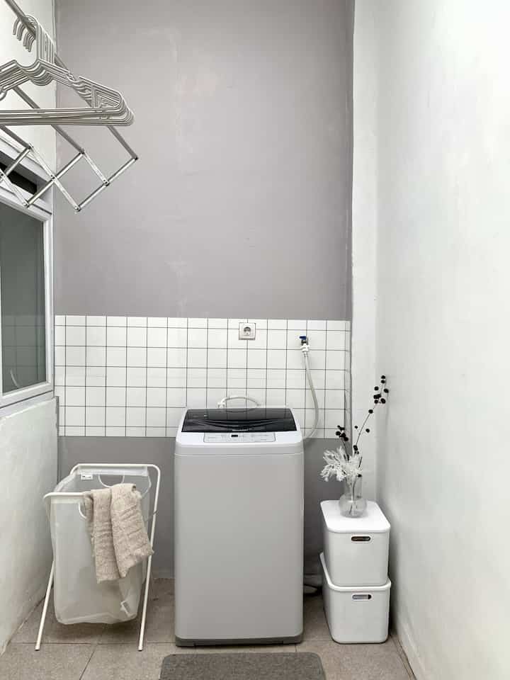 • Laundry Room •

Hi! Siapa disini yang tim jemur pakaian di dalam rumah juga?☝️

Area laundry room di #AThouse cukup simpel dan low budget. Kami hanya mendekor dindingnya dengan wall stiker dan cat sisa renovasi.
Kami juga membuat void tepat di atas jemuran supaya cahaya matahari yang masuk ke area laundry room dan dapur maksimal.

Kira-kira ditambah apalagi ya? Open shelves atau kabinet nih?😜
Komen yaa!💛


#laundryroom #decorlowbudget #homedecor #homestyling #rumahminimalis