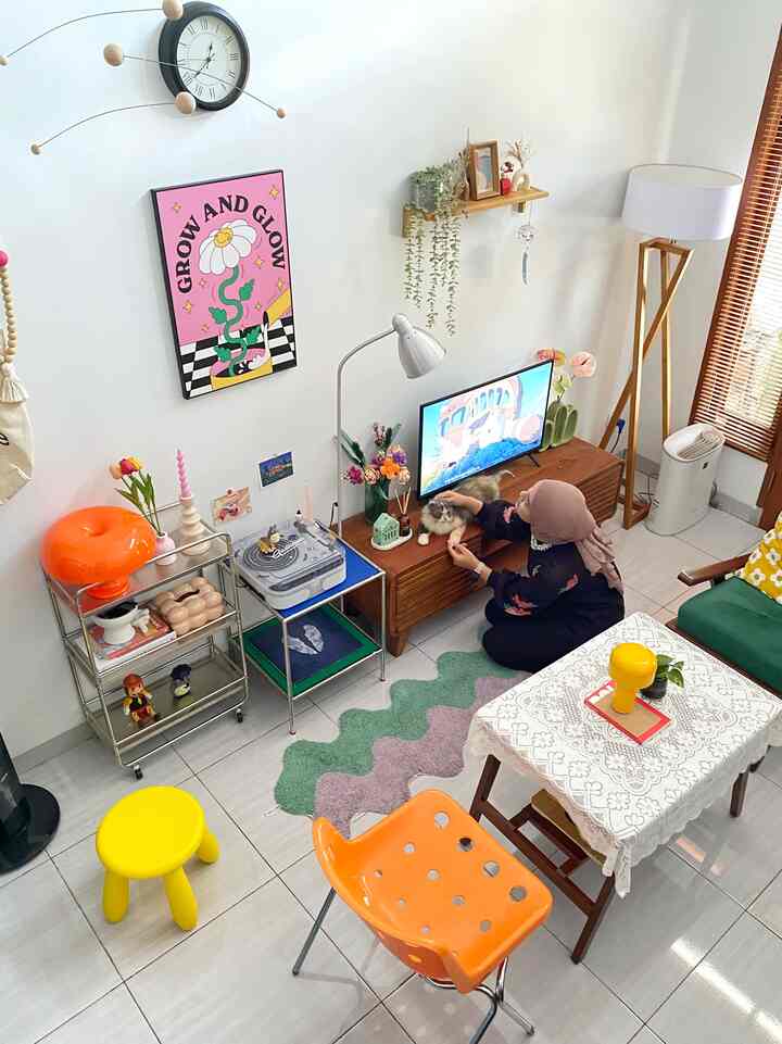 Living room jadi space paling estetik di rumah kami 🏠

Kami ingin menciptakan suasana yang menyenangkan di ruang tamu dengan berani mengkombinasikan furniture dan dekorasi berbagai warna cerah 🎨

Mengingat fungsi ruang tamu adalah bagian pertama yang dilihat ketika pulang ke rumah dan tempat bercengkrama dengan tamu maupun anggota keluarga 🫶🏻

Konsep styling yang kami gunakan berkiblat pada ide di pinterest maupun akun-akun homedecor bertema mid century modern ✨

Selling point furniture pada ruang tamu terdiri dari turntable vinyl player yang diletakkan pada table kit dua tingkat, lalu karpet berbentuk zig zag, ada pula trolley rack berbahan stainless steel yang menambah kesan modern 🥰

Tips styling ruang tamu seperti ini adalah harus berani mengkombinasikan berbagai warna alias tabrak warna namun berkonsep artistik nan chic 👌🏻

#aestheticroom #aesthetichomedecor #homestyling #midcenturymodern #depok #petparent