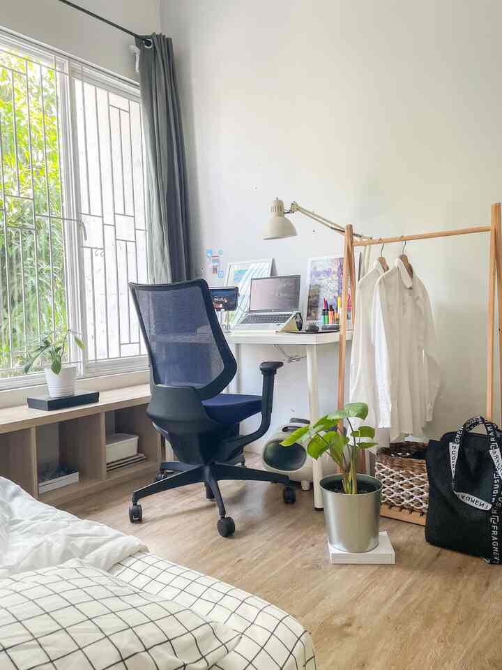 Japandi style is about simplicity and minimalism. Saya memilih style ini karena mudah sekali untuk di rapikan apalagi bila anak-anak ikut bermain disini. Color pallete yang saya gunakan adalah neutral dan earth tones karena saya suka sekali look yang natural dengan beberapa tanaman sebagai calming space..

#japandi #homeofficestyle #mejabelajar #rumahcluster #scandinavian 