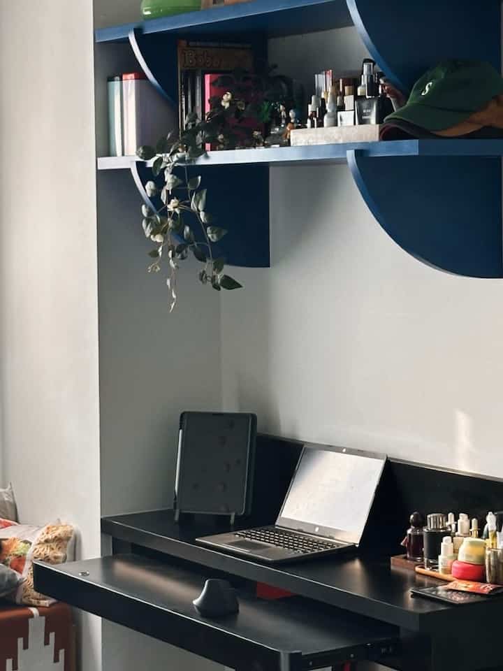 Minggu ini mulai lagi WFH 🤧 supaya ada semangatnya, kita tata-tata work stationnya supaya ✨aesthetic✨

Storage box beraneka ragam bisa jadi kamuflase decluttering beragam barang, jd sedap dipandang tapi tetep manis di mata 😍

#aestheticroom #aesthetichedecor #homestyling #studioapartment #minimalisthomedecor #colorful