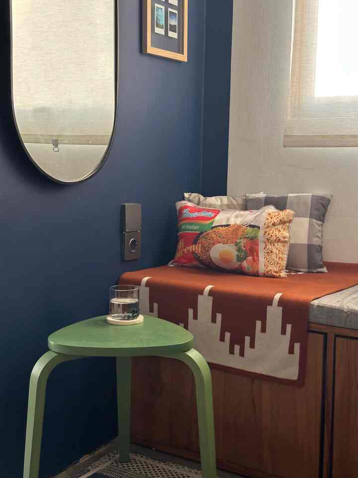 Tabrak-tabrak warna dan tekstur itu seru loh untuk bikin rumah dengan cat putih jadi lebih berwarna.

Kita bisa tunjukkin personality rumah dengan mix n match komponen decor yang jadi signature dari style kita

#aestheticroom #aesthetichomedecor #homestyling #studioapartment #lowbudgethomedecor