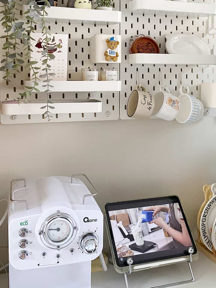 makeover #coffeecorner diruang kerja..
aku ganti beberapa pajangan di skadis board dengan beberapa mug lucu agar lebih gampang kalau mau pakai gelas untuk ngopi☕️✨

#happysunday #weekendmood #ruangkerja #pojokfavorit #rumahkecil #smallhouse #minimalishouse #rumahdibandung 