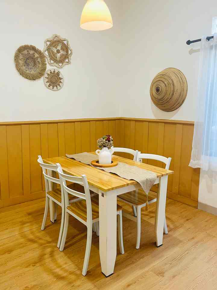 The dining room in my house, according to the color theme of my house is white n wood. By using a simple dining table set

#aestheticroom #dinningroom #homestyling #aesthetichomedecor #ruangmakan