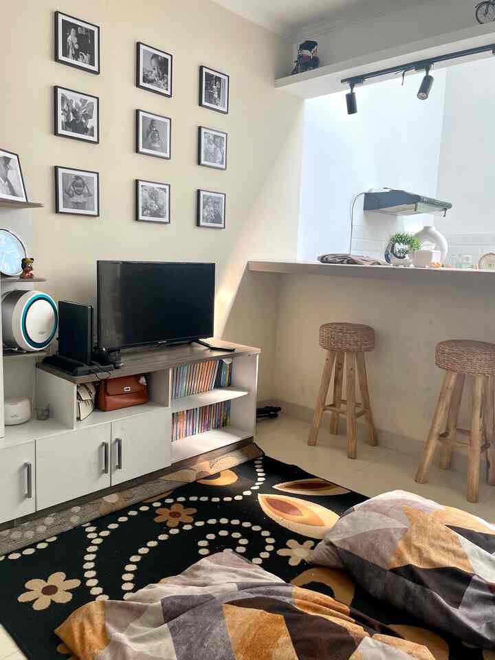 Ruang TV 

Tempat paling fav untuk berkumpul bareng keluarga, santai bisapun dijadikan tempat makan bareng (ngariung).

Ditambah dengan foto dan beberapa furniture seperti lemari. Dan elektronik serta pewangi ruangan.

#aestheticroom
. #aesthetichomedecor
 #homestyling
#ruangtv
#ruangkeluarga
#familyroom