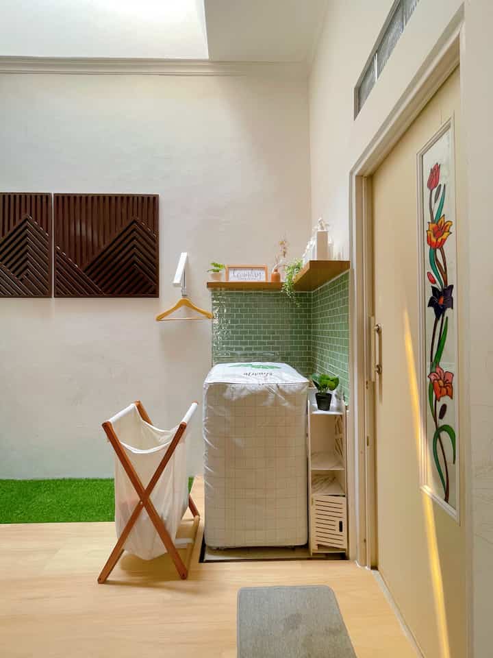 Dirumahku yang berukuran kecil, aku ingin membuat spot laundry area yng cantik

Dan disini aku makeover low budget dengan stiker motif bata berwarna kehijauan, selanjutnya ditambah ambalan dan beberapa hiasan dan botol laundry diatasnya

Jadilah mini laundry area ala Rumah_qinaz 🥰


#laundryarea #laundryroom #makeoverlowbudget #roommakeover #rumahsubsidi 