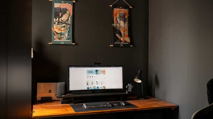 Mnrt kami ruangan yg harus banget didekor itu adalah ruangan kerja

Kenapa? Biar suami pastinya pebih semangat lg cari duitnya 😂 

Nah konsep kamar ini emg beda ya daripada tema rmh kami yaitu japandi, si paksu emg fokus ke tema yg clean dan simple aja, makanya pemilihan warna cat dan barang2 yg ada lebih ke basic color seperti hitam. Di kamar ini juga msh kita isi ornamen2 kayu sedikit ya biar jadi accent color aja hehe

Mnrt kalian gmn? Komen di bawah ya gaess 🥰

#workingroom #simple #aestethicroom #homestyling #cleansetup #minimalist