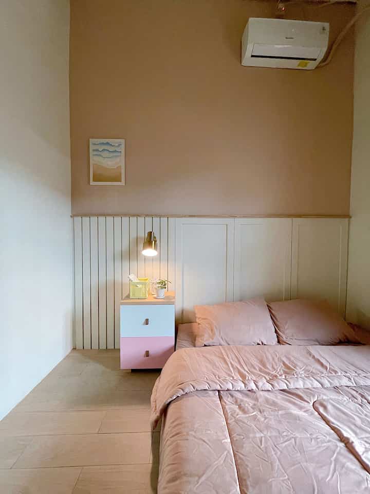 
Rumah yang mungil dan seadanya ini tak punya banyak spot estetik
Tapi di kamar ini spit paling favorit yang menurutku paling estetik🥰

Perpaduan wall batten dengan lampu dinding, dan dekorasi simpel
Disini aku masih belajar untuk menata ruangan dengan barang seadanya 😊

Owh iya karena aku masih pecinta pastel jadi aku tambahkan nakas warna pinky 😬

#aestheticroom #aestheticroomdecor #homestyling #kamarminimalis #kamarmungil #rumahsubsidi #decorlowbudget 