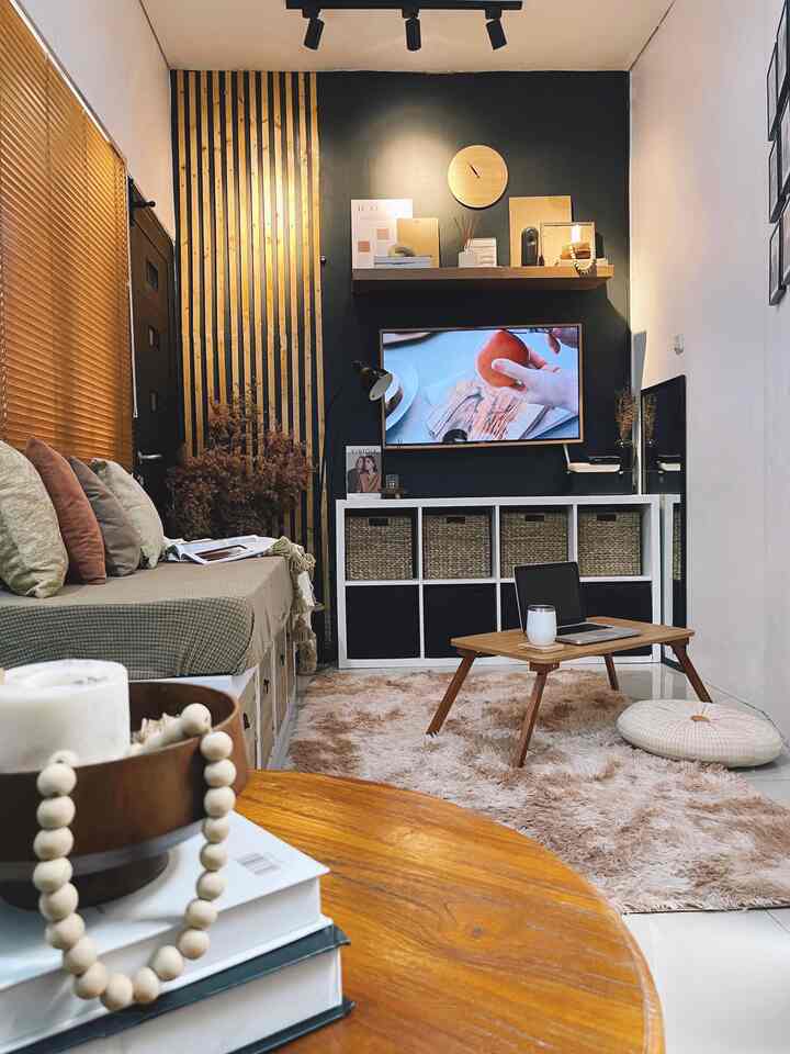 ➖ Ruangan Aesthetic

Ruangan dirumah yang paling estetik menurut aku, ya ruangan ini..

Karena komposisi ruangan sama tone warnanya yang senada, jadi lebih enak dilihatnya daripada ruangan lain. Juga lampunya yang di setting lebih warm agar lebih cozy dan homey.

Selain itu ini ruangan favorit buat netflix-an, buat lesehan kalau kerja, sampai buat anak berantakin mainan. 
Agar ruangan lebih estetik, tambahkan dekorasi yang unik ataupun senada dengan tema ruangan kamu yaa..

Semoga menginspirasi 🤗

#aestheticroom #aesthetichomedecor #homestyling #livingroomdecor #tvroomdecor #dekorasiruangtamu #dekorasiruangkeluarga #dekorasiruangtv #dekorasirumah #ruangkeluarga #rumahmungil 