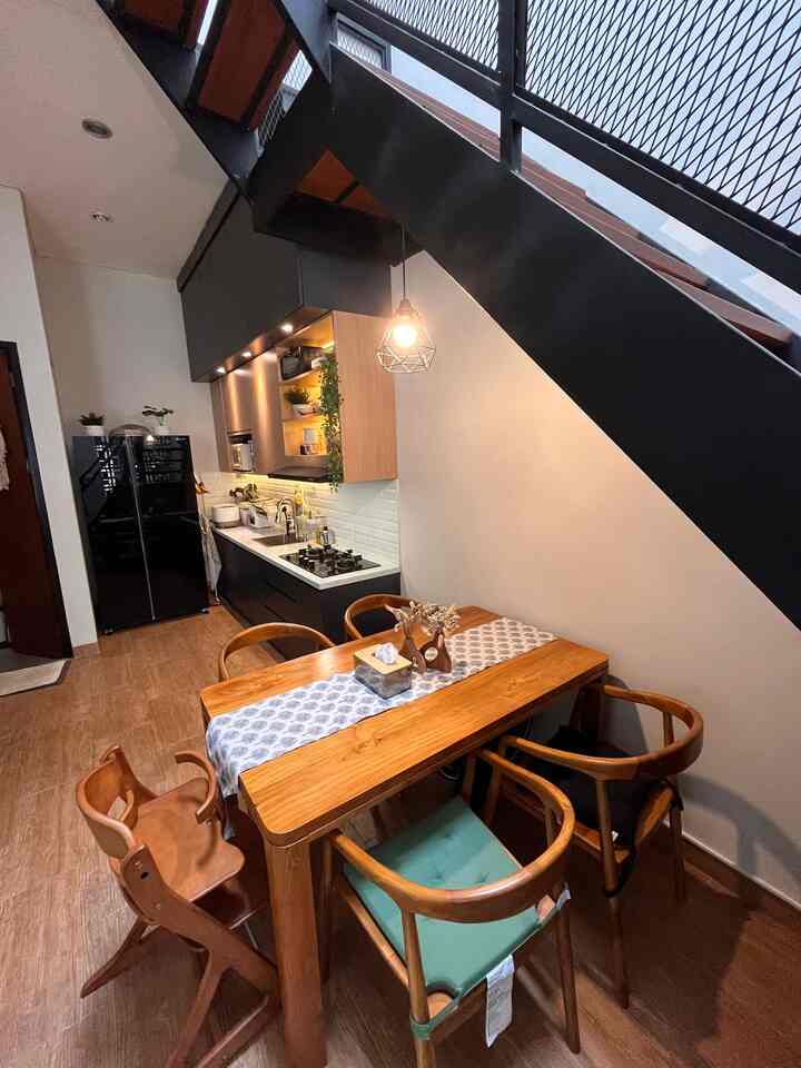 Pemilihan lampu di area ini dibuat konsisten berwarna warm supaya area terlihat lebih cantik dipadu dengan pemilihan warna kayu di kitchenset dan meja makan 🥰 
Pastikan lampu rumah kamu pakai warna warm yaa untuk kebutuhan dekorasi lebih cantik 😘😘 
#aestheticroom #aesthetichomedecor #homestyling #aesthetickitchen #aestheticdiningroom #diningroom #kitchenset 