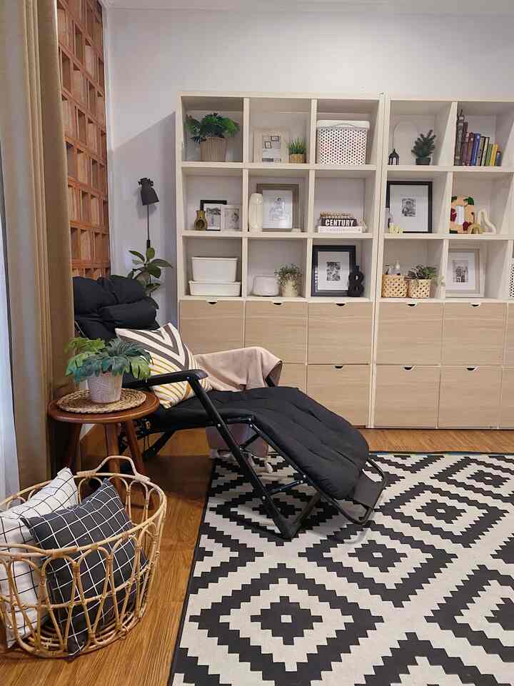 Ruangan di rumah yang paling estetik adalah area ruang santai ini. Sebetulnya ruang ini merupakan bagian dari living room, tapi berupa ruang lesehan dengan satu kursi santai. Elemen yang bisa membuat estetik adalah susunan roster sebagai backdrop kursi santai, serta rak terbuka yang bisa diisi dengan aneka dekorasi dan juga buku. Suasana yang ingin diciptakan adalah hangat dan santai, ditunjang juga dengan lighting warm white.
#aestheticroom #aesthetichomedecor #homestyling #readingspot #livingroom #ruangsantai #modern #japandi