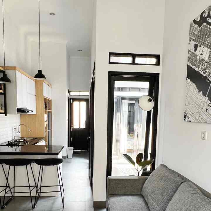 Bagian paling estetik dirumah ini adalah hallway antara dapur dan taman tengah. Mengapa kami sebut estetik? Karena pada bagian ini kami bisa melihat seluruh ruangan karena hanya dipisahkan oleh kaca. Konsepnya memang terbuka tapi masih tetap memerhatikan kebutuhan. Oleh karena itu kami menggunakan pintu geser kaca, agar estetiknya dapet tapi ruangan juga terlindungi. 

#aestheticroom #aesthetichomedecor #homestyling #hallway #livingroom #kitchenset #tamantengah #taman #minimalist #desainminimalist #bandung
#tumahdeveloper #45m2 