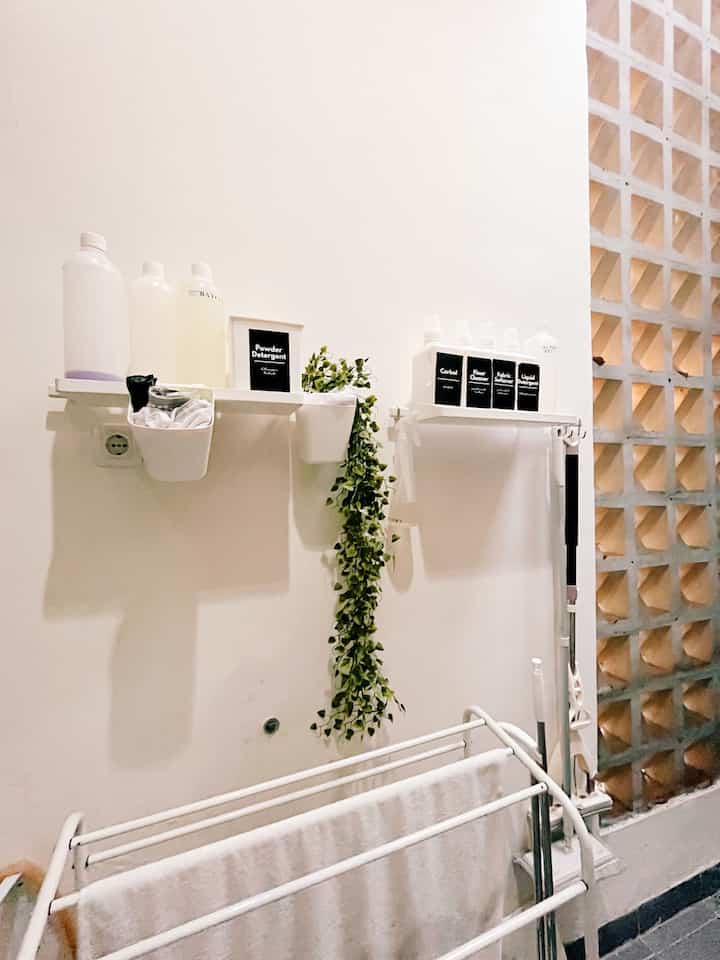 ✨LAUNDRY ROOM✨
 
Akhirnya bisa posting laundry room yang semuanya serba putih dri segala peralatannya ✨ tambahin ornamen artificial tanaman gantung jadi bikin ruangannini lebih cantik. 

#laundry #laundryroom #laundryroomaesthetic #industrial #decorlowbudget 
