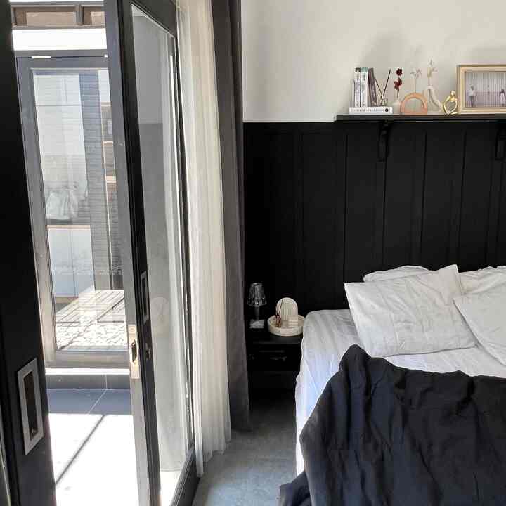 Dekorasi kecil disamping tempat tidur. Dekorasi ini mempermanis tampilan tempat tidur, dan kami letakkan diffussr juga sebagai wewangian didalam kamar. 

#bedroom #bedroomstyling #aestheticroom #aestheticbedroom #desainminimalist #rumahminimalist #kamartidur #monochrome #minimalist #bandung