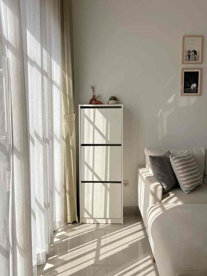 Spot yang paling banyak dimasuki cahaya. Semburat cahayanya menjadi dekorasi tersendiri dirumah ini. 

Rumah ini menghadap ke arah selatan, namun masih tetap mendapatkan cahaya matahari pagi masuk ke dalam rumah karena kami menggunakan jendela dengan ukurna yang besar.

#aestheticroom #aesthetichomedecor #homestyling #livingroominspo #homedecor #hometips #homeideas 