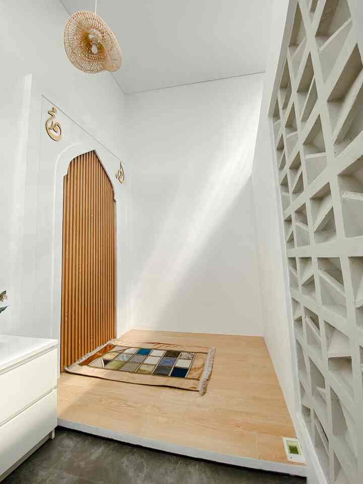 Salah satu spot terfavorite dirumah ini adalah mushola, dengan ukuran yg compact di 1.5x2meter. memang ga luas tapi cukup, bisa cukup untuk 2 sajadah, jadi aku dan suami bisa sholat berjamaah di mushola mini ini.

menurut kami, tempat ibadah itu penting ada dirumah karena selain membawa berkah tempat ibadah juga penting untuk membantu tamu yang beragama muslim datang kerumah bisa sholat di mushola mini ini.

mushola ini memiliki warna wood & white. ibadah juga lebih nyaman karena kita suka sekali dengan wood & white.

#musholamini #musholarumah #aestheticroom #scandinavianhome #tempatibadah #musholaminimalist