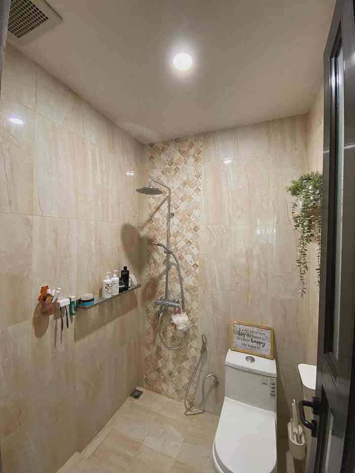 Ini dia satu satu nya kamar mandi di rumah kami yg hampir seluruh nya kita renovasi dr kamar mandi nya bawaan developer dr mulai keramik tembok lantai shower closet semua kami ganti.. dan karna ukuran yg mini jadi aku sedikit mempercantik dgn menaruh ada nya hiasan dan tanaman artificial di dalam toilet.. 

#aestheticroom #aesthetichomedecor #homestyling #bathroom #rumahcluster #bogorcimanggis #livewithkids