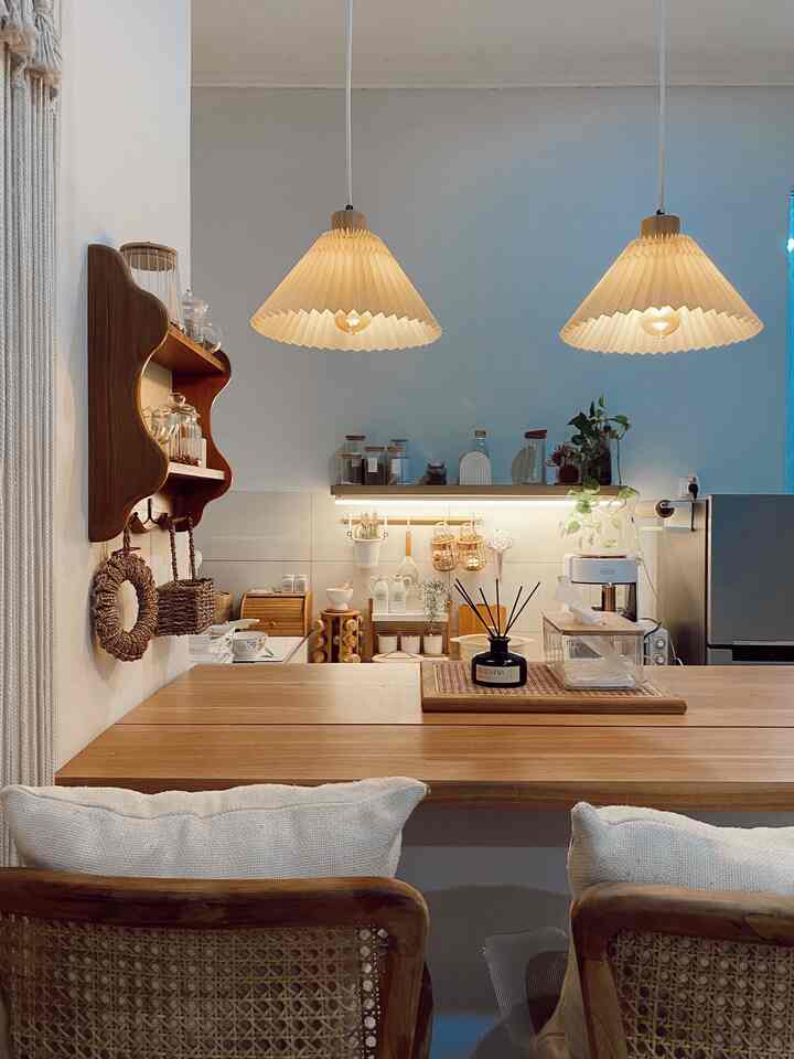 coffee bar ini salah satu ruangan paling aesthetic setelah dapur 🥹🩷
dengan adanya rak kayu jati dan lampu gantung menambahkan kesan korean vibes and feels homey 😍 love the ambiance tho✨


#aestheticroom #aesthetichomedecor #homestyling #dapuralakorea #smallcoffebar #coffeebar #rumahkorea