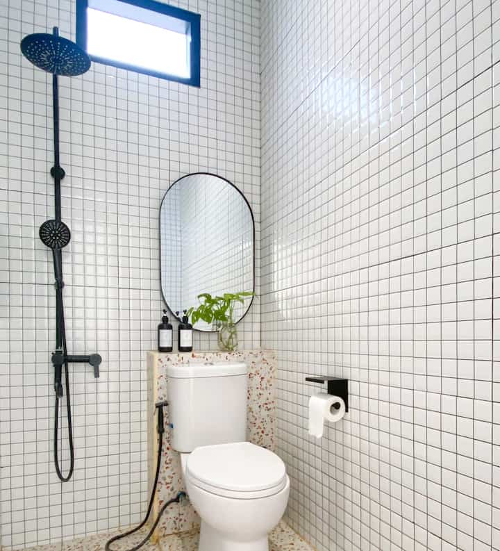 Setelah seharian melakukan berbagai aktivitas, yuk kita bersih-bersih. Ini adalah kamar mandi yang biasa kami pakai sehari-hari.

Pemilihan dinding mozaik dan penggunaan cermin memberikan sentuhan yang nyaman dan mempercantik kamar mandi kami.

#homedecor #homesweethome #homedesign #bathroomdesign #simplebathroom #bathroom #bathroomidea #aesthetics #homeinspiration #homeinspo #homedecorating #inspirasirumah #japandi 
