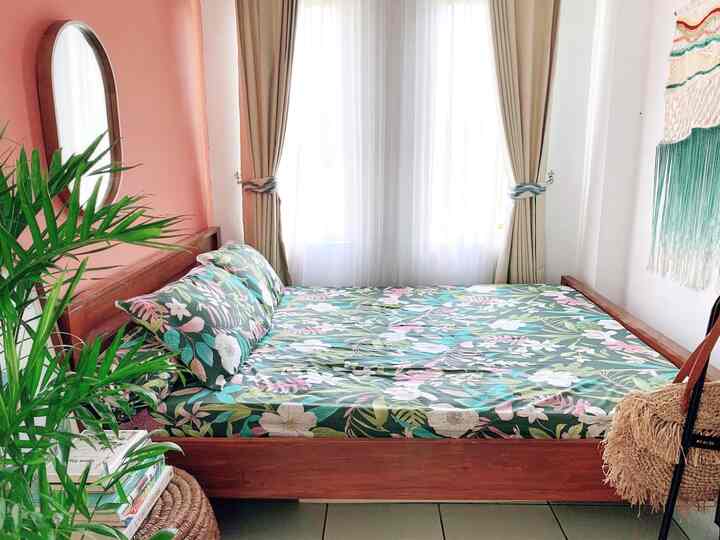 Everyday … HOLIDAY 🏝️

Konsep ini aq tuangkan untuk kamar tidur mungil ku ini yang punya ukuran 2,1x3,5 m. Material kayu & anyaman menjadi unsur utama membuat ruang ini terkesan ala kamar saat berasa tempat liburan.

Pemilihan juga penggunaan motif, gambar yang santai & bebas menjadi hal utama untuk mendekorasi kamar tidur ini. Jangan ragu untuk memberikan warna segar dalam kamar tidur 😊 waena yg segar juga personal dapat memberikan center point pada ruangan.

#aestheticroom #aesthetichomedecor #homestyling #kamartidur #dekorasikamar #holidayvibes #bathroomdecor #naturalminimalis #naturaldecor #decorlowbudget #jakarta #bogor #tropical #rumahmungil
