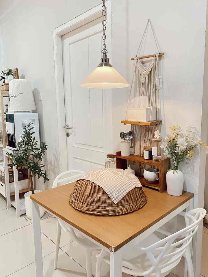 mempermanis meja makan dengan menambahkan bunga aster artificial dan rak kayu jati dengan berbagai hiasan✨


#aestheticroom #aesthetichomedecor #homestyling #mejamakan #dinningroom #smalldinningroom #dinningtable 