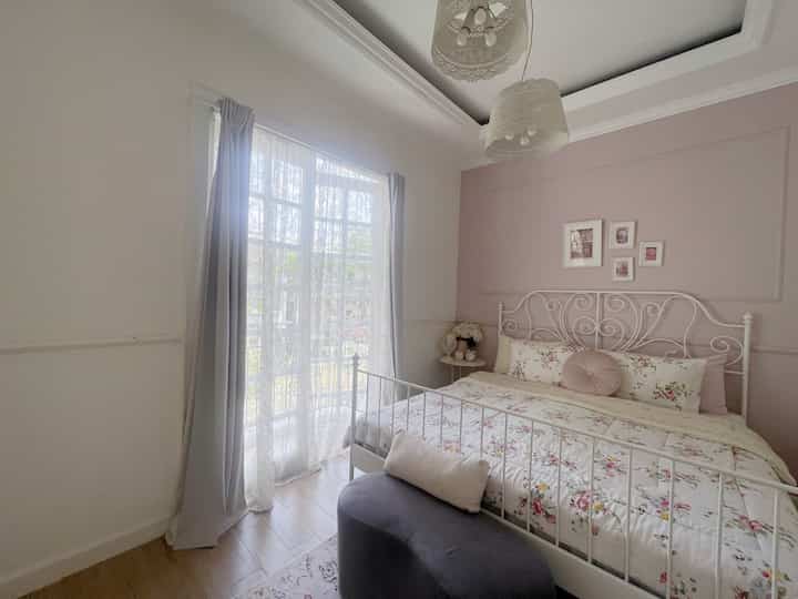 Hi Classy Neighbors, apa kabar yang punya anak gadis?  Ada tiga anak gadis di rumah kami. Jadi ada tiga Kamar anak perempuan yang kesemuanya memiliki karakter berbeda. 

Ini adalah kamar putri kami Ruma. Karakternya yang lebih feminim selaras dengan pemilihan warna chat dusty di kamarnya. Pemilihan furniture yang lebih classy feminim dan ornamen chantily membuat kamar Ruma lebih ‘perempuan’. Gimana dengan kamar perempuan classy neighbors adakah yang sama seperti kamar Ruma? 

#aestheticroom
#aesthetichomedecor
#homestyling
#bedroom
#rumahklasik
#parisianhouse